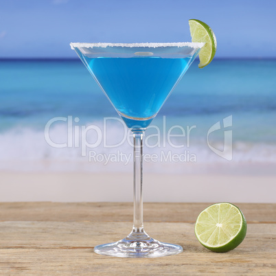 Blue Curacao Cocktail Drink am Strand