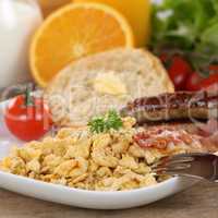 Frühstück mit Rührei, Würstchen und Früchten