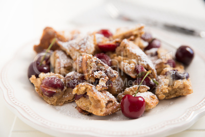 Kaiserschmarrn mit Kirschen