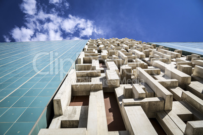 Häuserwand im Tetris Muster