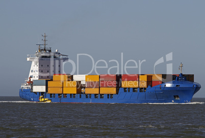 Containerschiff mit Lotsenboot