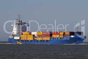 Containerschiff mit Lotsenboot