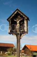 Inri Kreuz in einem kleinen bayrischen Dorf