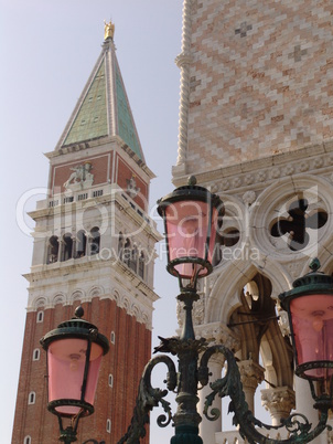 Straßenlaterne vor dem Markusturm in Venedig