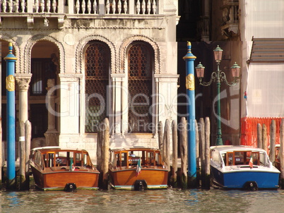 Motorboote an einem Steg in Venedig am Canale Grande