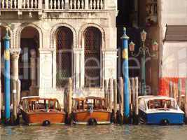Motorboote an einem Steg in Venedig am Canale Grande