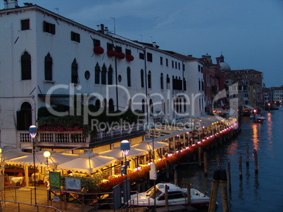 Restaurant in der Abenddämmerung in Venedig