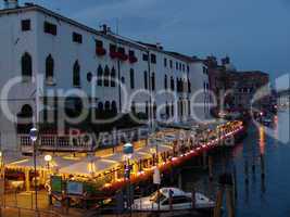 Restaurant in der Abenddämmerung in Venedig