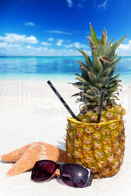 Ananas Cocktails am Strand genießen