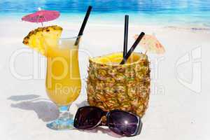 Tropische Ananas Getränke am Sandstrand