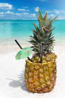 Tropischer Ananas Cocktail am Strand