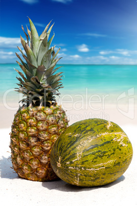 Ananas und Melone am Sandstrand