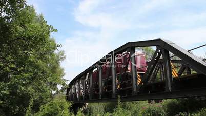 Museumszug mit Diesellok fährt über Brücke