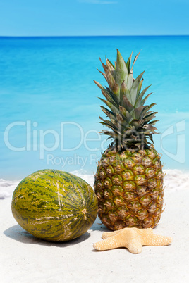 Ananas und Melone am Strand