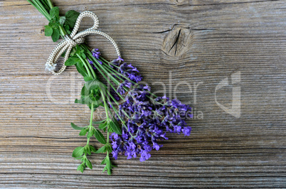 Lavendel auf Holzbrett