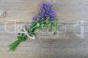 Lavendel auf Holzbrett