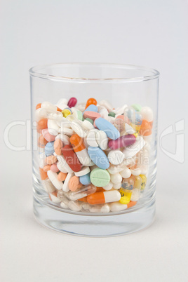 Glas voller Tabletten