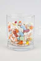 Glas voller Tabletten