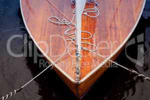 Bug eines Segelboots aus Holz