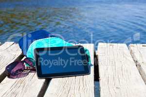 Mit einem Tablet PC und am See
