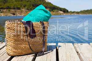 Strandtasche mit Badetuch am See