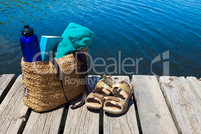 Mit Strandtasche und Buch am See
