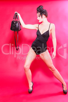 Frau im Badeanzug mit Handtasche und High Heels