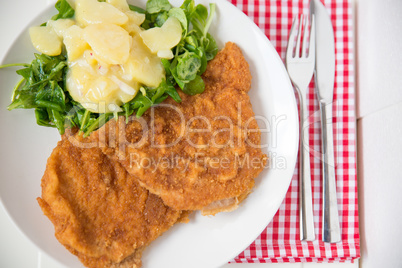 Wiener Schnitzel mit Salat