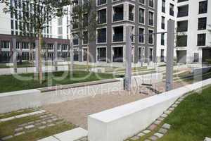 Spielplatz vor modernen Wohngebäude in Hamburg, Deutschland