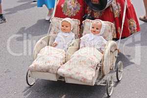 Zwillinge im Kinderwagen Retrostyle