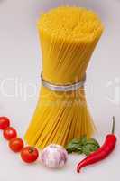 Spaghetti stehend mit frischen Gewürzen und Gemüse, Roh