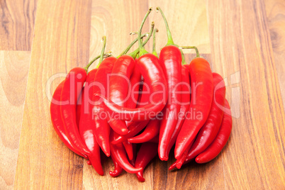 Viele rote Chili aufeinander gestapelt