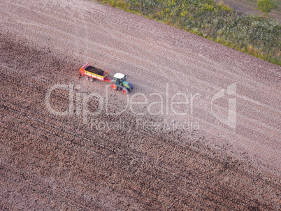 Traktor auf dem Feld