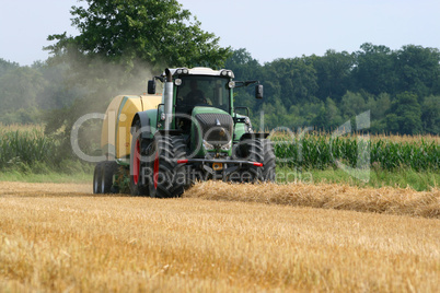 Trecker mit Strohballenpresse