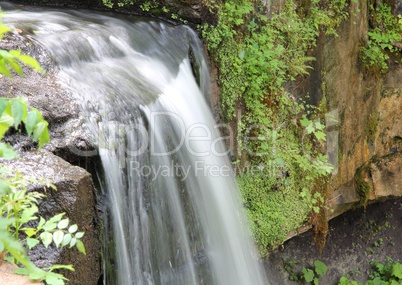 Wasserfall in einer Waldschlucht