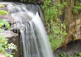 Wasserfall in einer Waldschlucht