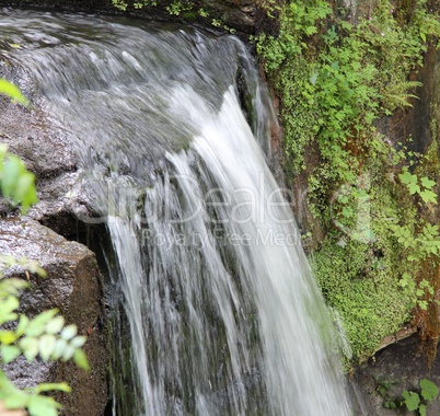 Wasserfall in einr Waldschlucht