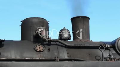 Rauchender Kamin einer Dampflokomotive