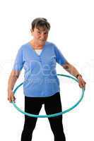 Seniorin trainiert mit Hula-Hoop Reifen