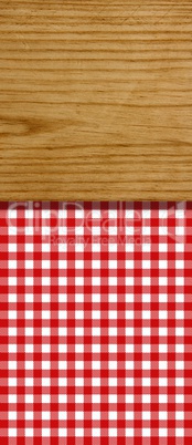 Tischdeckenmuster rot-weiß mit Holzbrett