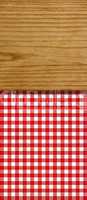 Tischdeckenmuster rot-weiß mit Holzbrett