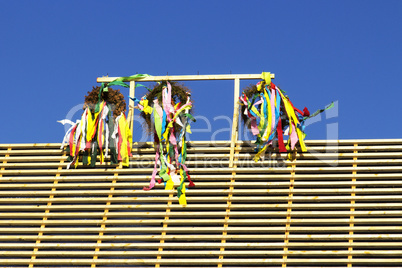 Topping with colorful wreaths on the body shell