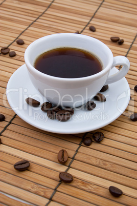 Kaffeetasse auf Bambusmatte