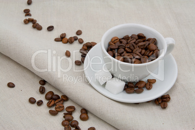 Kaffeetasse voller Bohnen mit Zucker