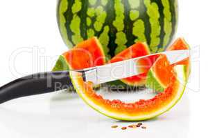 Küchenmesser steckt in Wassermelonenstück