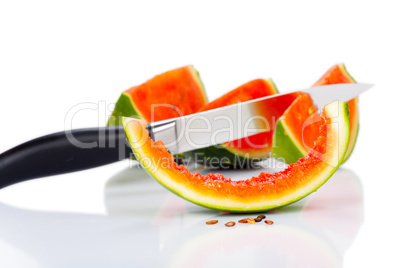 Küchenmesser und Stücke einer Wassermelone