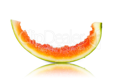 Stück einer reifen Wassermelone aufgegessen isoliert