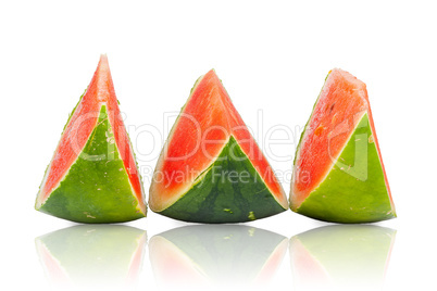 Drei Stücke einer reifen Wassermelone isoliert