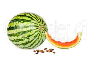 Ganze Wassermelone und abgekautes Stück mit Kernen