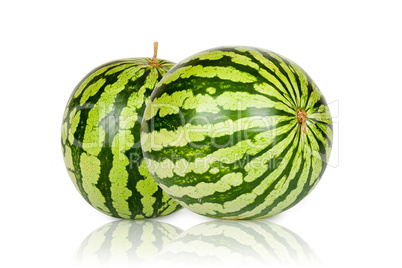 Zwei große reife Wassermelonen isoliert